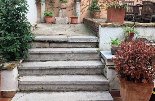 Albaicin Villa | Family house with garden and swimming pool in front of the alhambra