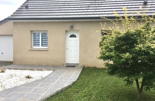 Benejacq Villa | Maison familiale vue sur les Pyrénées avec piscine