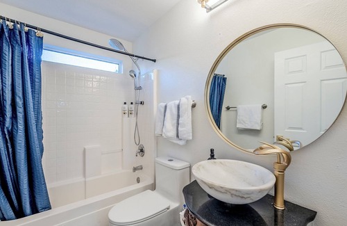 Chandler Maison | Family House w/Free Heated Pool /Spa/Pool Table/ Game Room/Mini Golf in Chandler