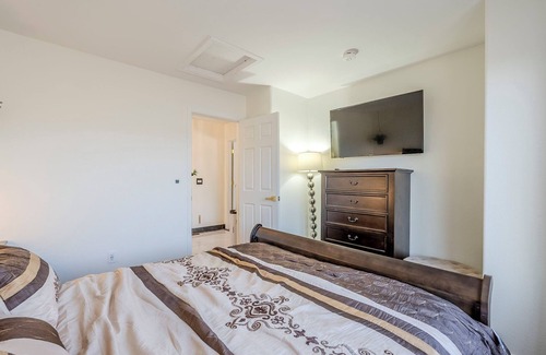 Chandler Maison | Family House w/Free Heated Pool /Spa/Pool Table/ Game Room/Mini Golf in Chandler