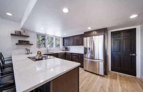 Pine Maison | Family Mountain getaway w/ views! Close Denver, RedRocks, HOTTUB, Hiking,fishing