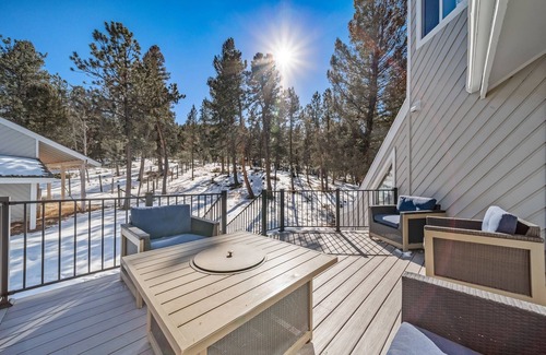 Pine Maison | Family Mountain getaway w/ views! Close Denver, RedRocks, HOTTUB, Hiking,fishing