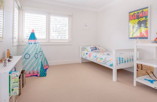 Seaforth Maison | Family Oasis 10 minutes to Manly Heated pool, gym, outdoor shower