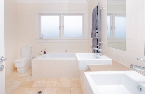 Seaforth Maison | Family Oasis 10 minutes to Manly Heated pool, gym, outdoor shower