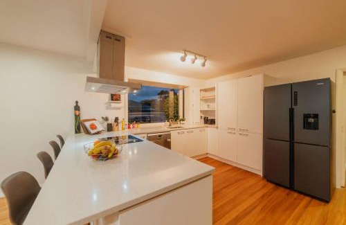 Avonhead Maison | Family Oasis - Deck Garden & Space