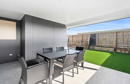 Palmview Maison | Family-Perfect Home: Relax, Swim, Explore, Repeat!