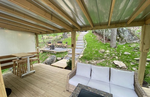 Wildwood Cabine | Family & Pet Friendly Treehouse Glam-Camp with Amazing Views!