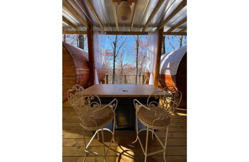 Wildwood Cabine | Family & Pet Friendly Treehouse with Amazing Views