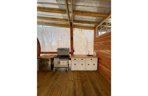 Wildwood Cabine | Family & Pet Friendly Treehouse with Amazing Views