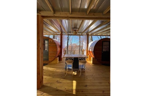 Wildwood Cabine | Family & Pet Friendly Treehouse with Amazing Views