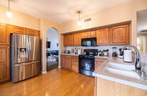 Val Vista Lakes Maison | Family Poolside Fun, Golf & Games!