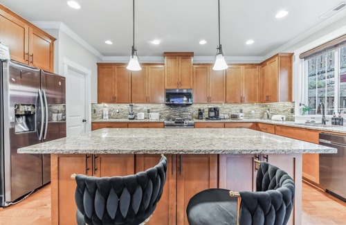 Beaverton Maison | Family Relocation Ready! Spacious 5 bed home — Pets Welcome, Near Nike & Intel