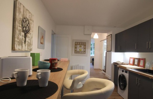 Rauville-la-Bigot Cottage | Maison Charmante 6 Pers, 3 Ch, Jardin Privé, 9 km Plages, Animaux OK, Confort Moderne