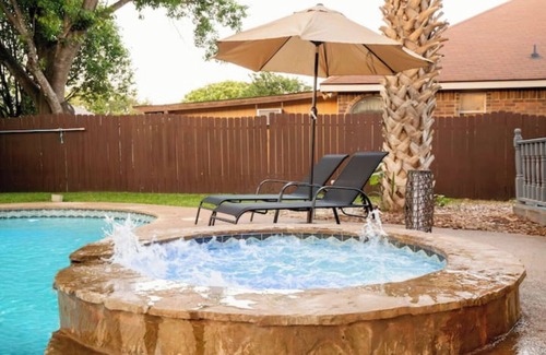 North San Antonio - SAT Maison | Family Retreat w/ Heated Pool + Slide + Hot Tub!