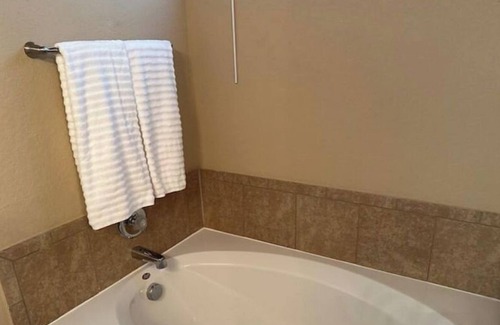 Timberwood Park Maison | Family Retreat - Walk to Pool, Playground & Bball