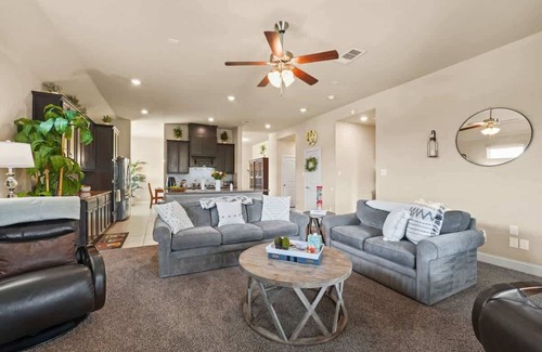 Oak Point Maison | Family retreat with Pool Access