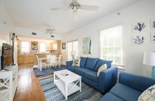 White St. Gallery Maison | Family Reunion Compound - Great for Groups! Large pool.