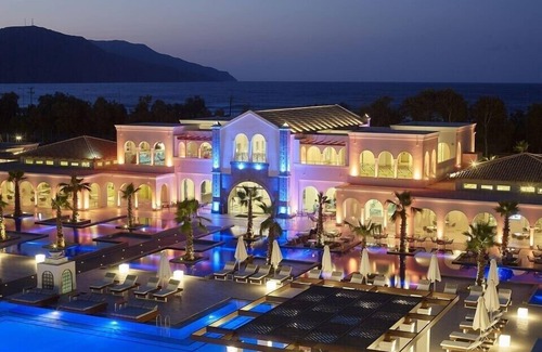 Georgioupolis Appartement | Deluxe Family Room: Garden View, Private Pool, HB