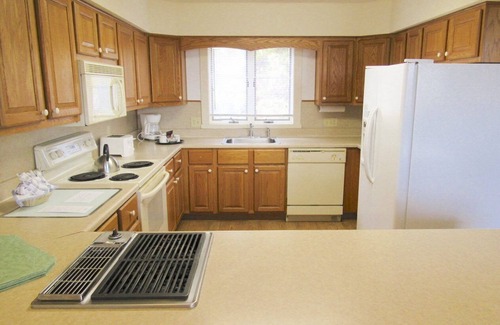 McGaheysville Station Balnéaire | Family sized 2 bedroom villa with game game and indoor pool.
