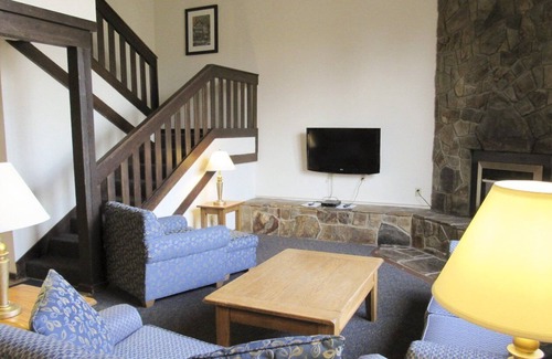 McGaheysville Station Balnéaire | Family sized 2 bedroom villa with game game and indoor pool.