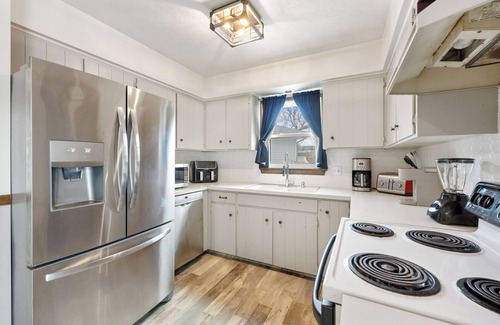 North Central Omaha Maison | Family-sized home with outdoor pool and deck