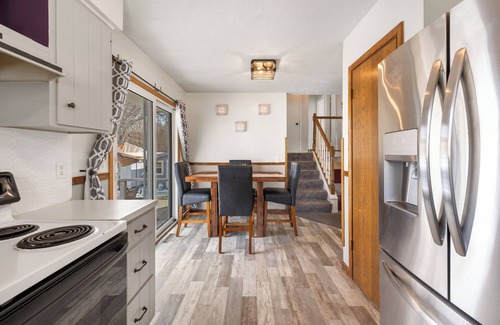 North Central Omaha Maison | Family-sized home with outdoor pool and deck