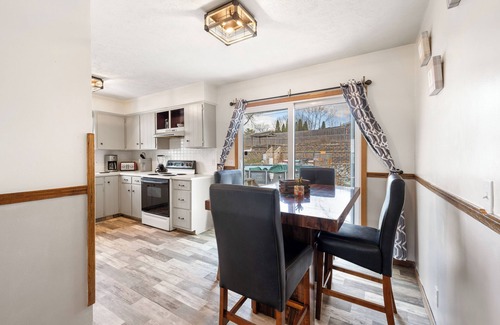 North Central Omaha Maison | Family-sized home with outdoor pool and deck