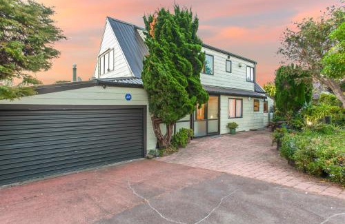 Lynfield Maison | Family Sunset Retreat with Sea Views
