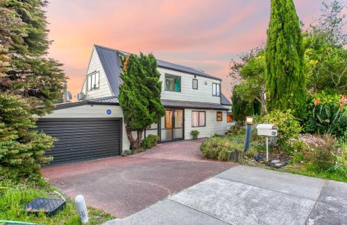 Lynfield Maison | Family Sunset Retreat with Sea Views