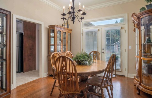 Tuscaloosa Maison | Family Ties- Lakefront- 5 TVs- 7 miles to UA