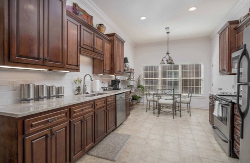 Tuscaloosa Maison | Family Ties- Lakefront- 5 TVs- 7 miles to UA