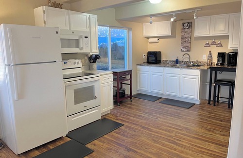 Monument Maison | Family Time Suite-Beauty Parlor, PlayRoom, Hot Tub, Pool, Yard, Fire pit, Grill