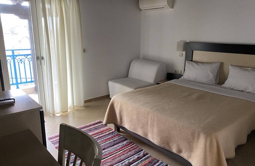Kamena Vourla Hôtel | CHAMBRE TRIPLE FAMILIALE DANS UN HÔTEL 3 ÉTOILES