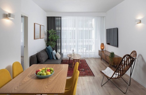 Tel Aviv Appartement | Family Two Bedroom Apartment with a Balcony and City View