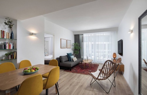 Tel Aviv Appartement | Family Two Bedroom Apartment with a Balcony and City View
