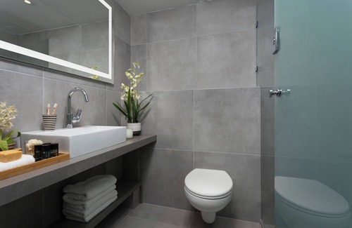 Tel Aviv Appartement | Family Two Bedroom Apartment with a Balcony and City View