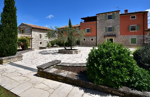 Vilanija Appartement | FAMILLE JAUNE - MAISON AVEC PISCINE