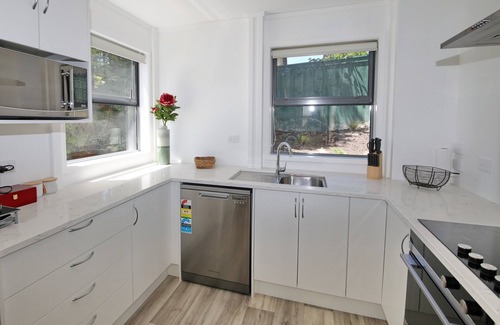 Kawaha Point Maison | Fantail Brand New Absolute Lakefront Whole House