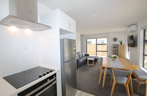 Kawaha Point Maison | Fantail Brand New Absolute Lakefront Whole House