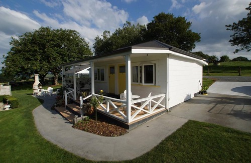 Maungatautari Appartement | Fantail Cottage - 1 sur 3 dans un jardin champêtre bordant une réserve indigène