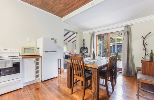 Saint Omer Maison | Fantail Cottage Kaiuma Bay - Havelock Holiday Home