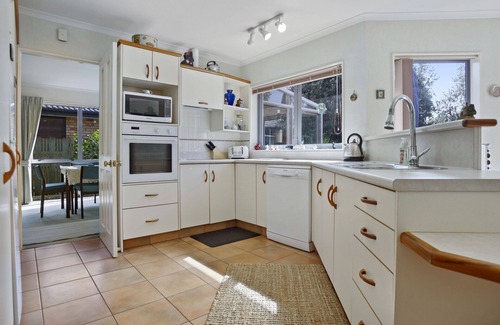 Bowentown Maison | Fantails Roost - Bowentown Holiday Home