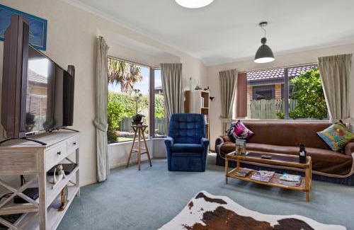 Bowentown Maison | Fantails Roost - Bowentown Holiday Home