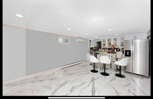 Farmingdale Maison | Fantastic 2-bedroom house. Walk to Ryder Cup and LIRR.