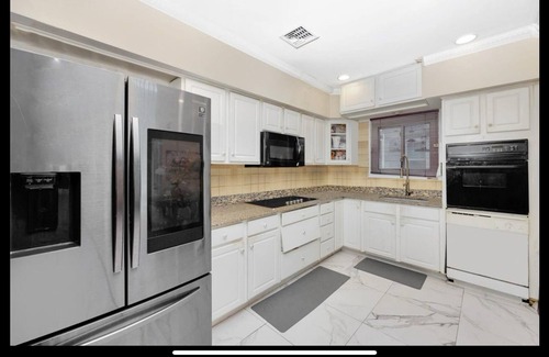 Farmingdale Maison | Fantastic 2-bedroom house. Walk to Ryder Cup and LIRR.