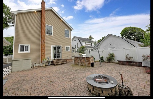 Farmingdale Maison | Fantastic 2-bedroom house. Walk to Ryder Cup and LIRR.