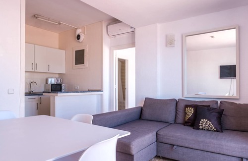 Es Canar Appartement | Fantastique appartement au bord de la mer avec climatisation, Wi-Fi, piscine et terrasse.