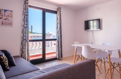 Es Canar Appartement | Fantastique appartement au bord de la mer avec climatisation, Wi-Fi, piscine et terrasse.