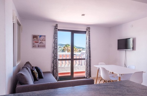 Es Canar Appartement | Fantastique appartement au bord de la mer avec climatisation, Wi-Fi, piscine et terrasse.