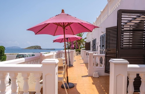 Es Canar Appartement | Fantastique appartement en bord de mer avec climatisation, Wi-Fi, piscine et terrasse.